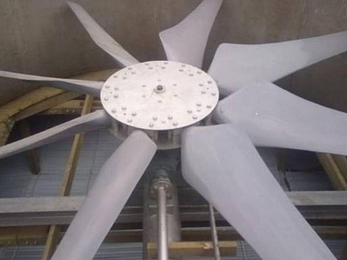 Multi-blade cooling tower fan and hub assembly